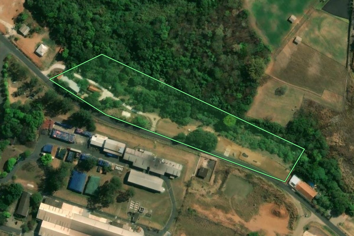 Imagem de satélite do imóvel rural em Matão (SP), com o contorno declarado no CAR desenhado por cima.