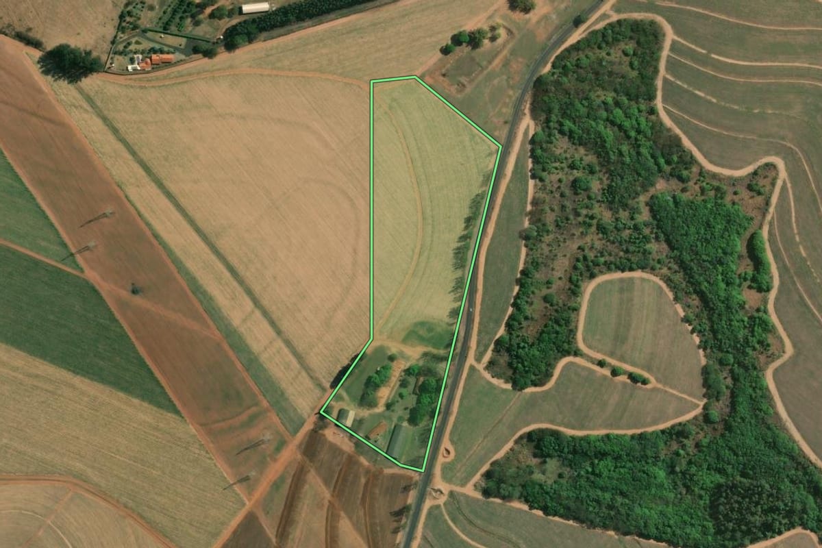 Imagem de satélite do imóvel rural em Matão (SP), com o contorno declarado no CAR desenhado por cima.
