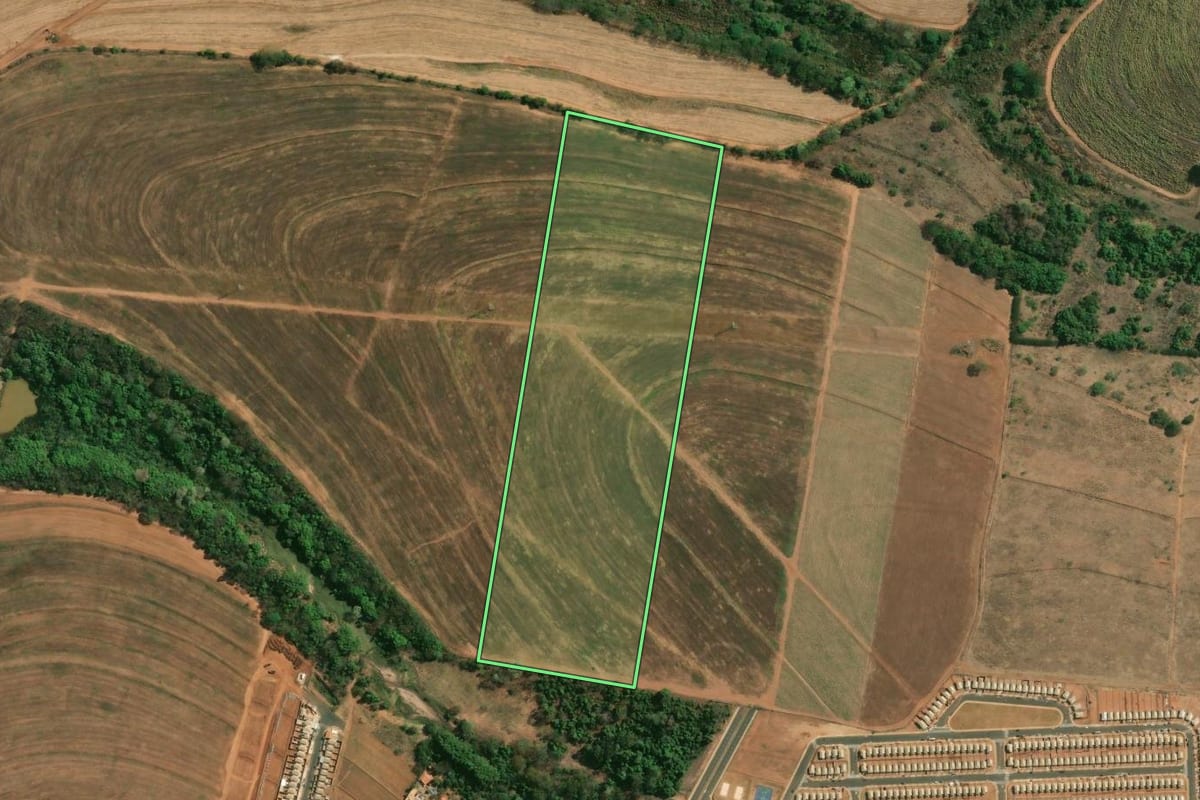 Imagem de satélite do imóvel rural em Matão (SP), com o contorno declarado no CAR desenhado por cima.