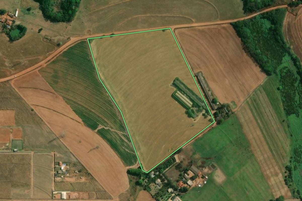 Imagem de satélite do imóvel rural em Matão (SP), com o contorno declarado no CAR desenhado por cima.