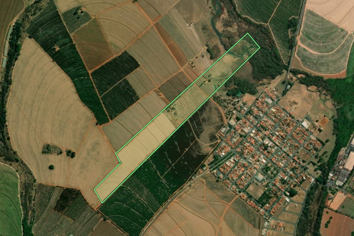 Imagem de satélite do imóvel rural em Matão (SP), com o contorno declarado no CAR desenhado por cima.
