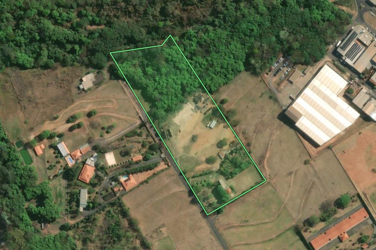 Imagem de satélite do imóvel rural em Matão (SP), com o contorno declarado no CAR desenhado por cima.