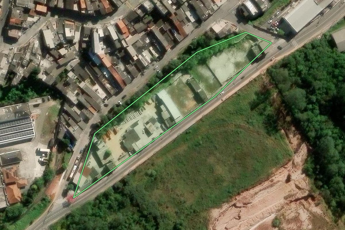 Imagem de satélite do imóvel rural em Mauá (SP), com o contorno declarado no CAR desenhado por cima.