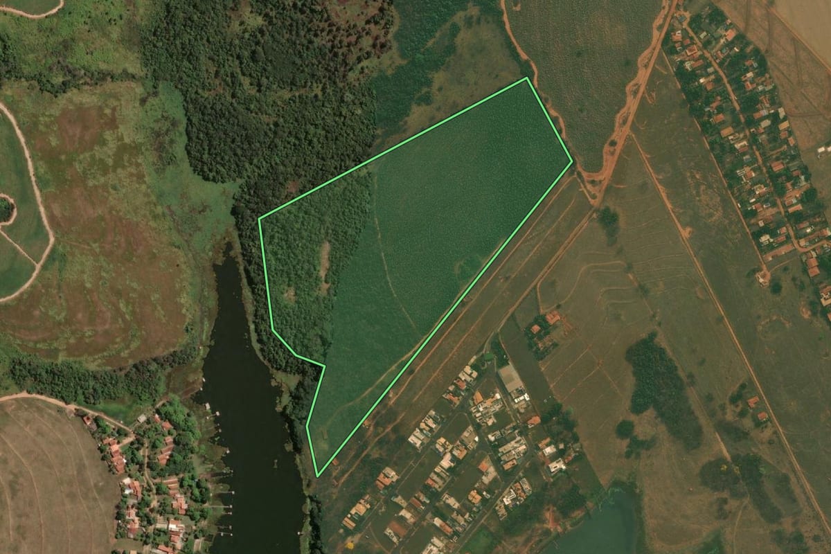 Imagem de satélite do imóvel rural em Mendonça (SP), com o contorno declarado no CAR desenhado por cima.