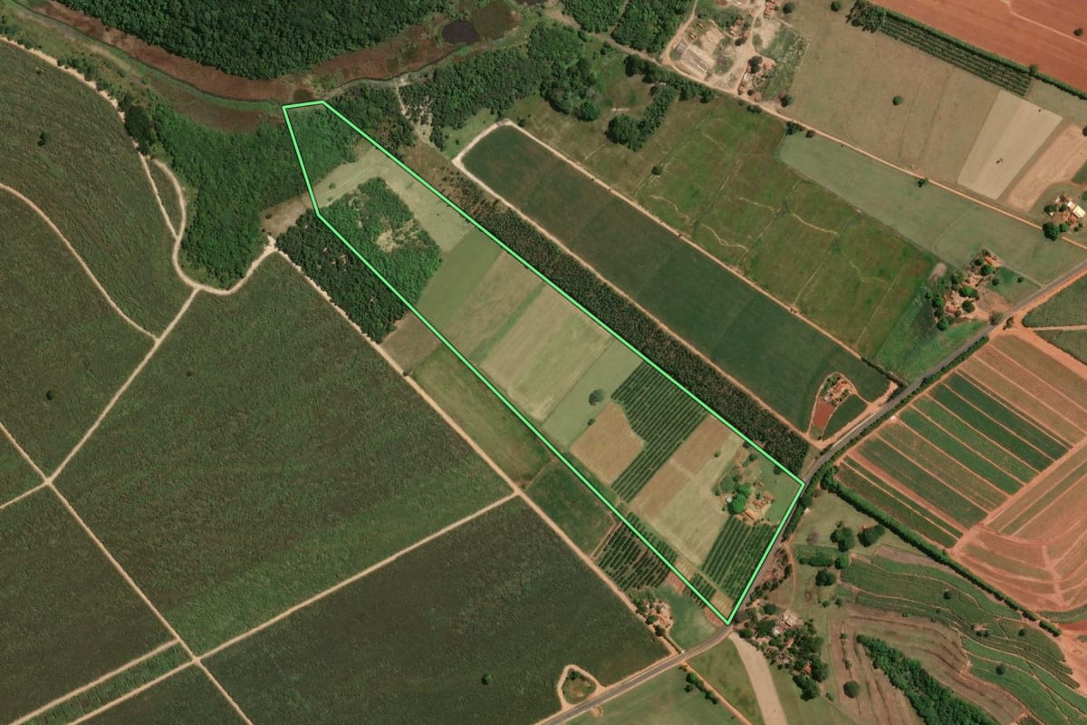 Imagem de satélite do imóvel rural em Mendonça (SP), com o contorno declarado no CAR desenhado por cima.