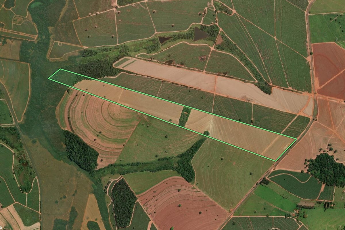 Imagem de satélite do imóvel rural em Mendonça (SP), com o contorno declarado no CAR desenhado por cima.
