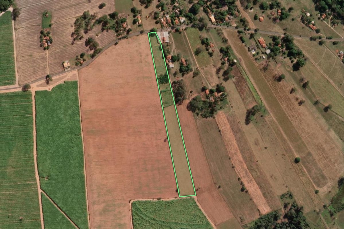 Imagem de satélite do imóvel rural em Mendonça (SP), com o contorno declarado no CAR desenhado por cima.