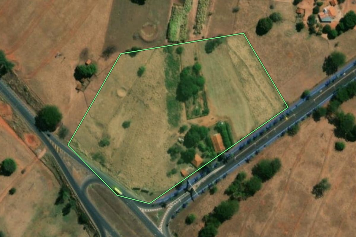 Imagem de satélite do imóvel rural em Mendonça (SP), com o contorno declarado no CAR desenhado por cima.