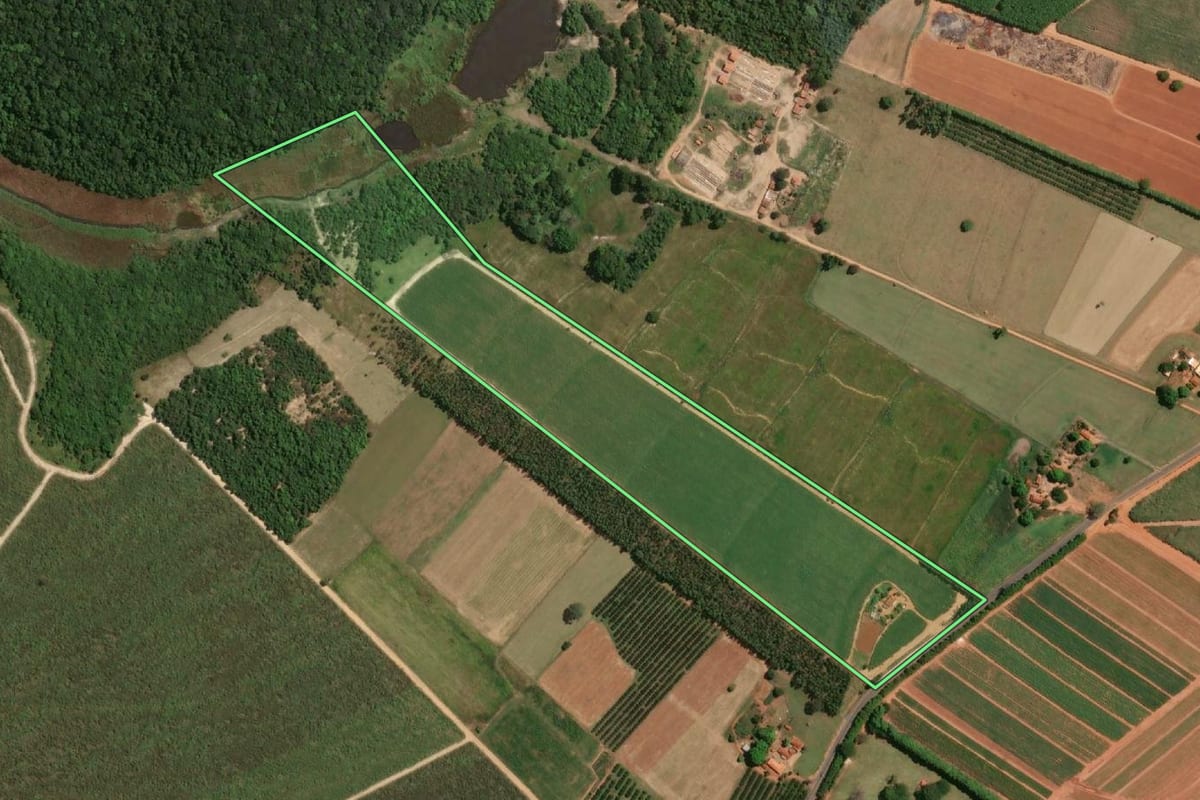 Imagem de satélite do imóvel rural em Mendonça (SP), com o contorno declarado no CAR desenhado por cima.