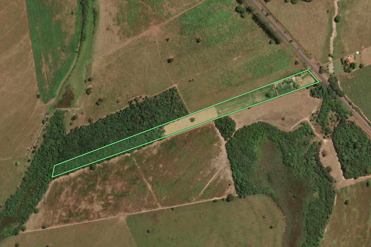 Imagem de satélite do imóvel rural em Mendonça (SP), com o contorno declarado no CAR desenhado por cima.