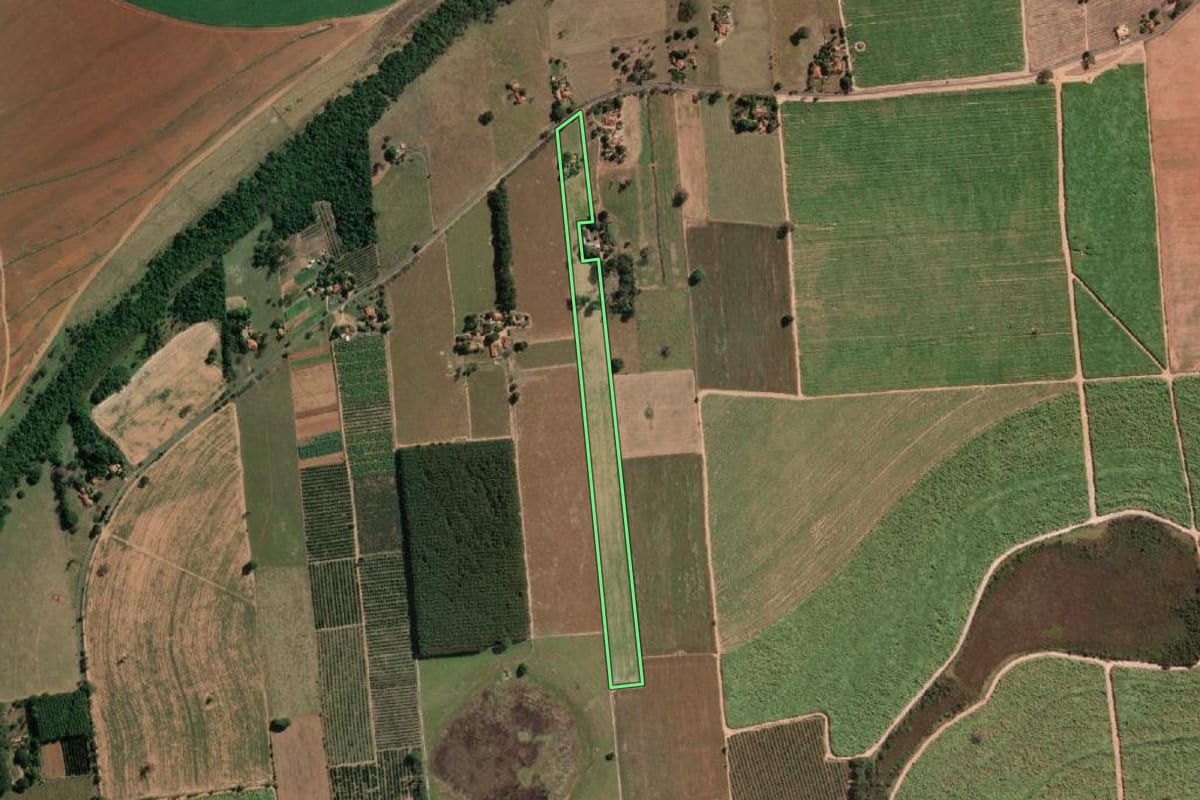 Imagem de satélite do imóvel rural em Mendonça (SP), com o contorno declarado no CAR desenhado por cima.