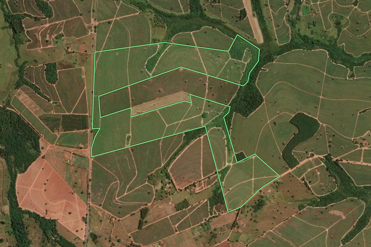 Imagem de satélite do imóvel rural em Mendonça (SP), com o contorno declarado no CAR desenhado por cima.