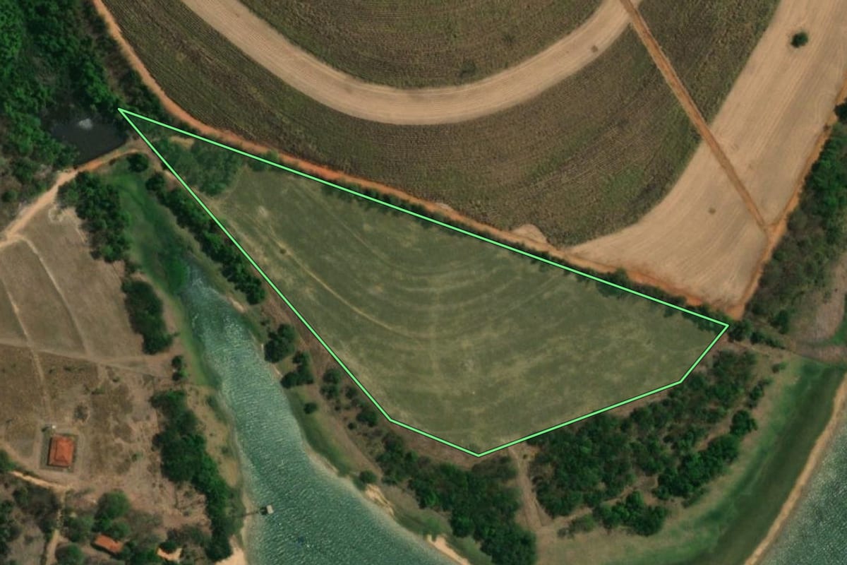 Imagem de satélite do imóvel rural em Mendonça (SP), com o contorno declarado no CAR desenhado por cima.