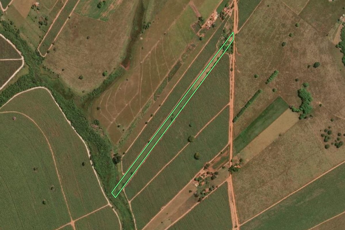 Imagem de satélite do imóvel rural em Mendonça (SP), com o contorno declarado no CAR desenhado por cima.