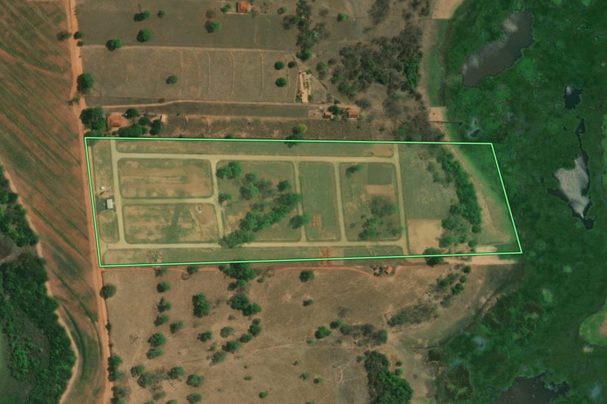 Imagem de satélite do imóvel rural em Mendonça (SP), com o contorno declarado no CAR desenhado por cima.