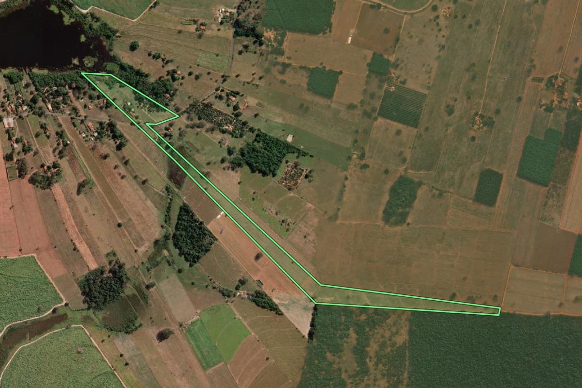 Imagem de satélite do imóvel rural em Mendonça (SP), com o contorno declarado no CAR desenhado por cima.