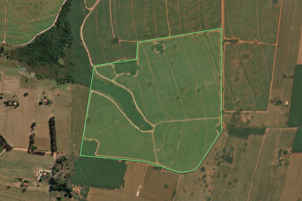 Imagem de satélite do imóvel rural em Mendonça (SP), com o contorno declarado no CAR desenhado por cima.