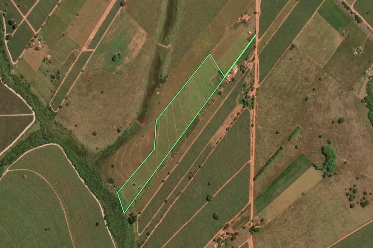 Imagem de satélite do imóvel rural em Mendonça (SP), com o contorno declarado no CAR desenhado por cima.