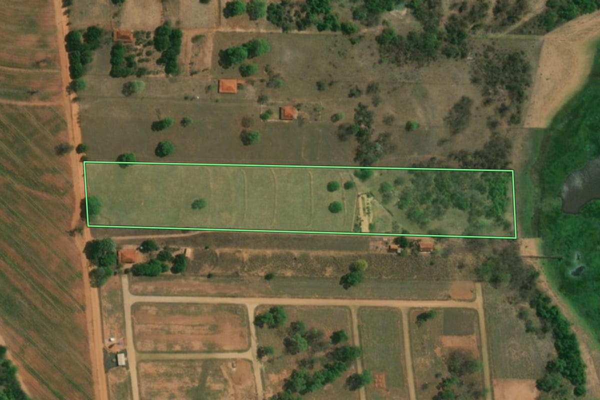Imagem de satélite do imóvel rural em Mendonça (SP), com o contorno declarado no CAR desenhado por cima.