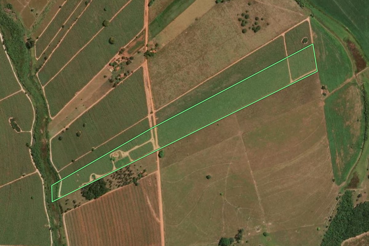 Imagem de satélite do imóvel rural em Mendonça (SP), com o contorno declarado no CAR desenhado por cima.