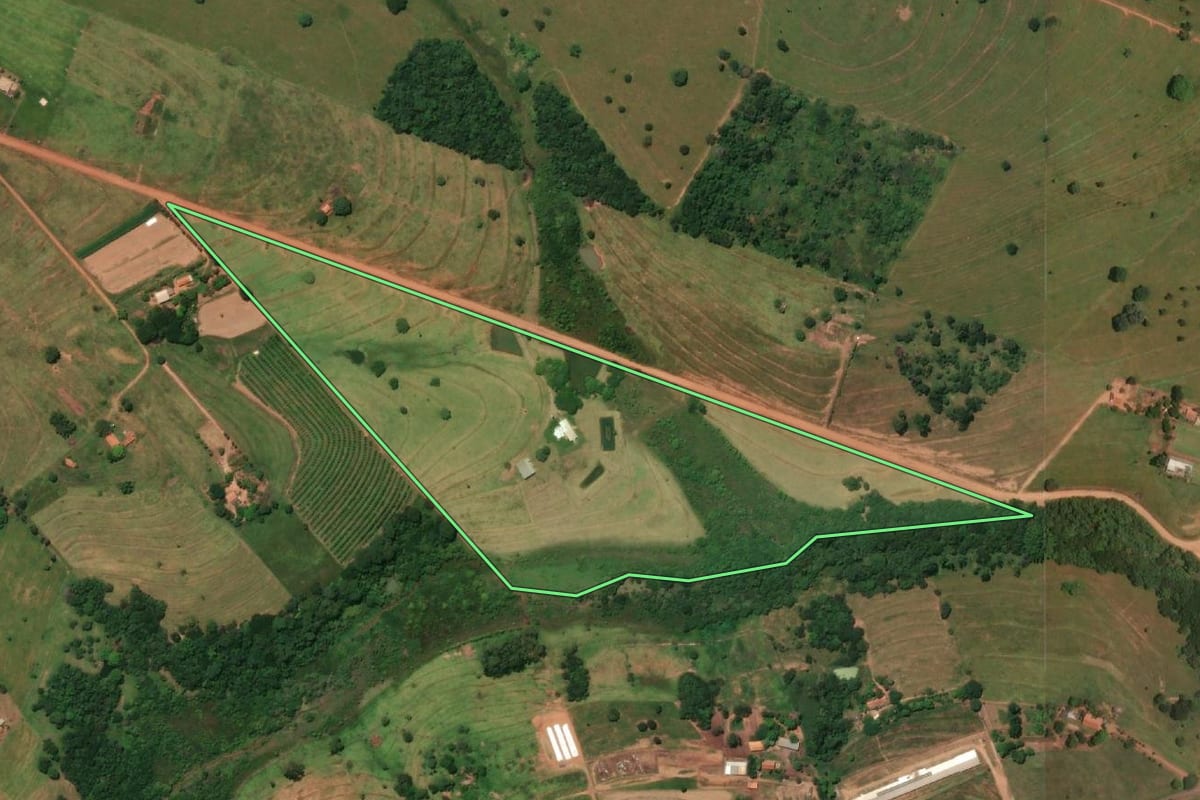 Imagem de satélite do imóvel rural em Meridiano (SP), com o contorno declarado no CAR desenhado por cima.