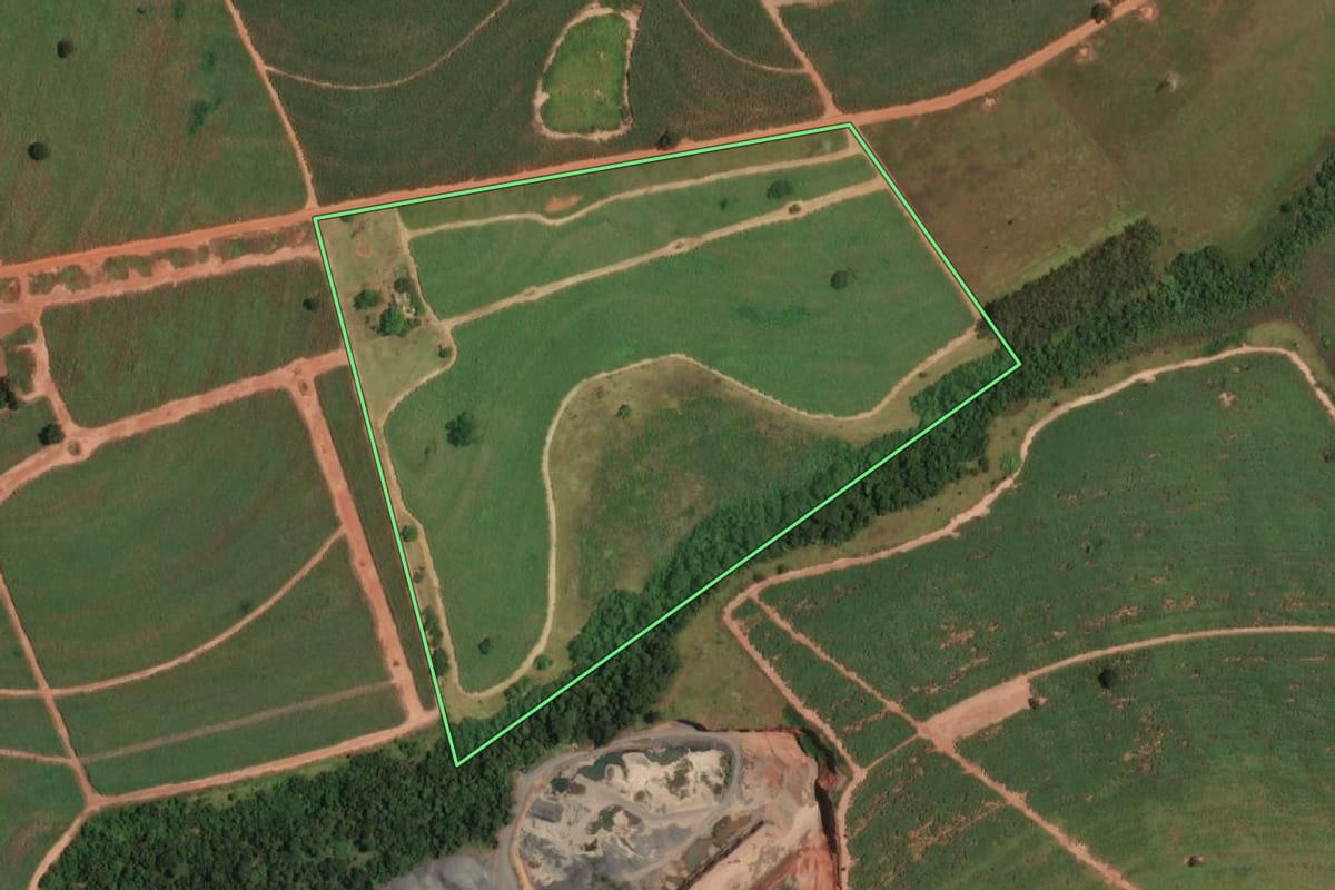Imagem de satélite do imóvel rural em Meridiano (SP), com o contorno declarado no CAR desenhado por cima.