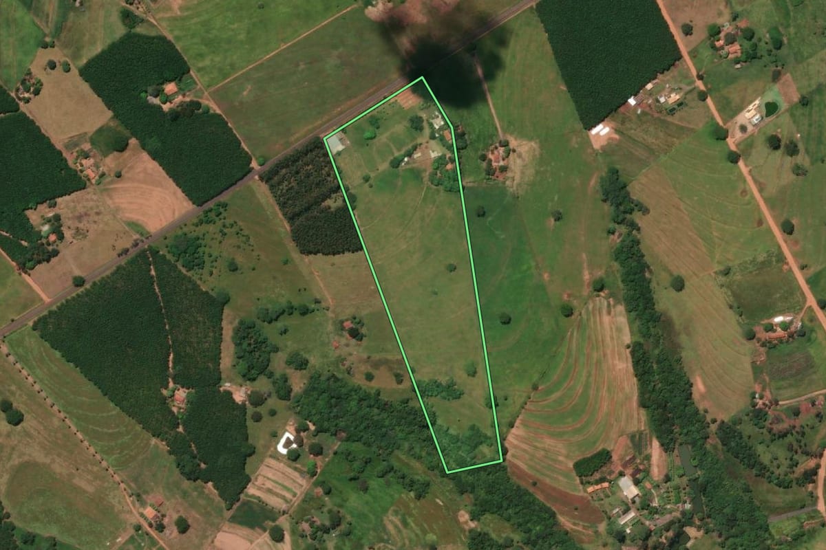 Imagem de satélite do imóvel rural em Meridiano (SP), com o contorno declarado no CAR desenhado por cima.
