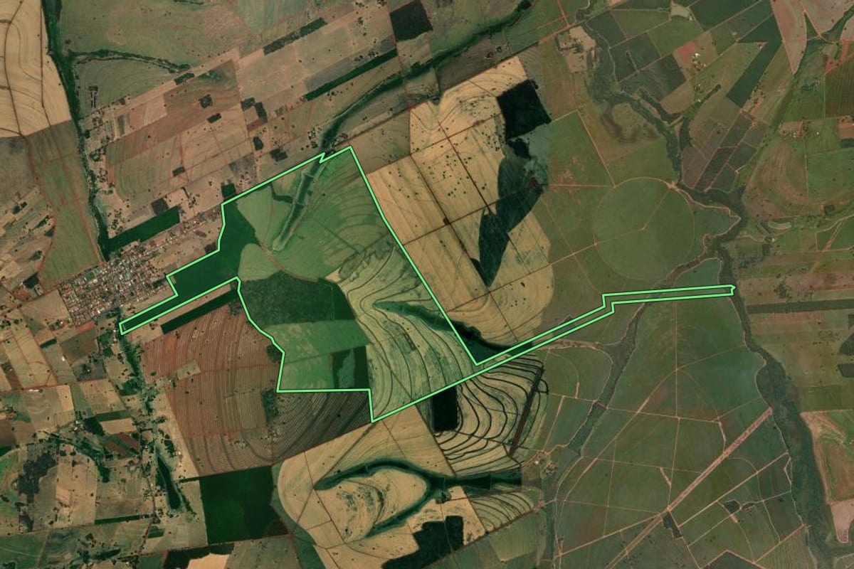 Imagem de satélite do imóvel rural em Mesópolis (SP), com o contorno declarado no CAR desenhado por cima.