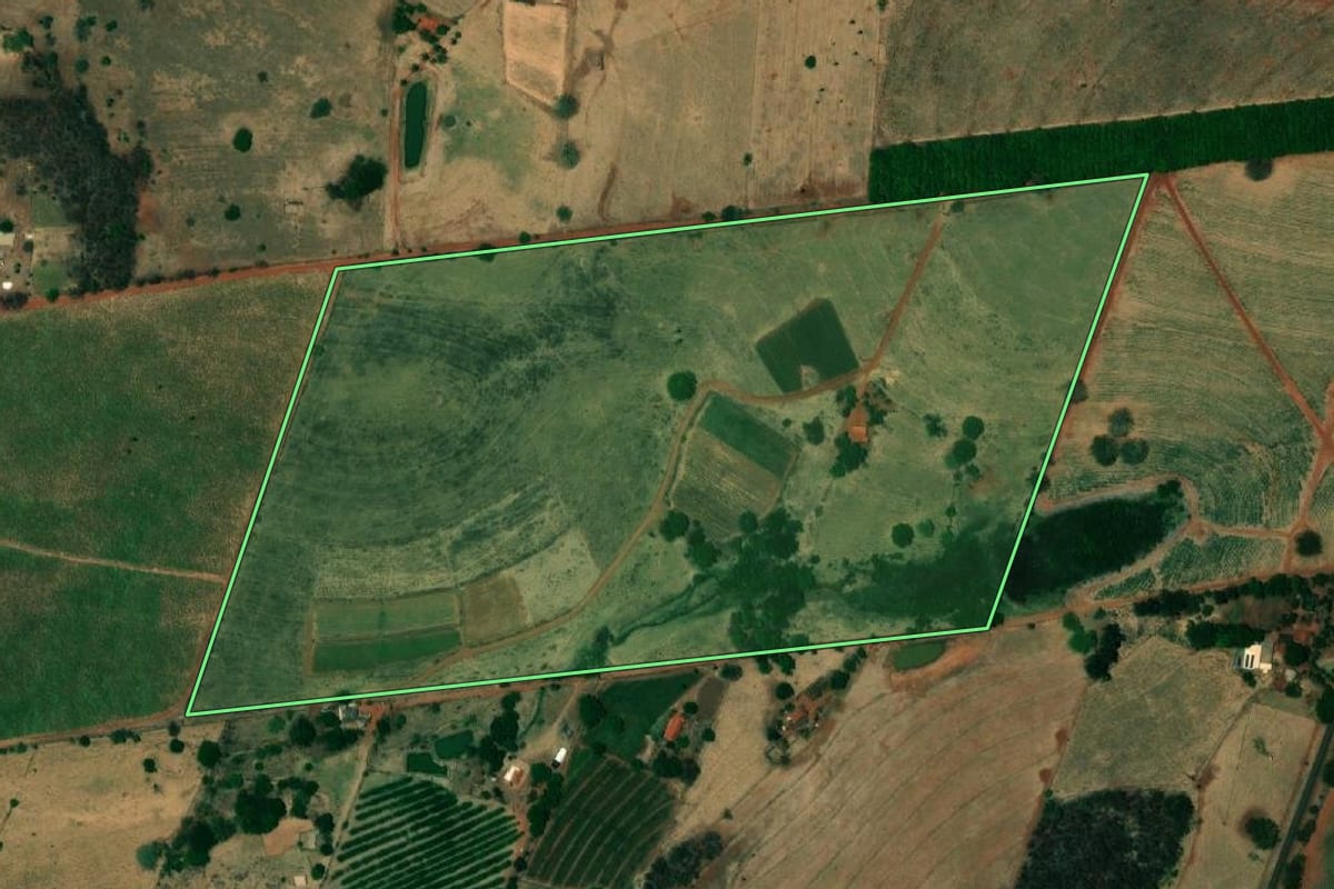 Imagem de satélite do imóvel rural em Mesópolis (SP), com o contorno declarado no CAR desenhado por cima.