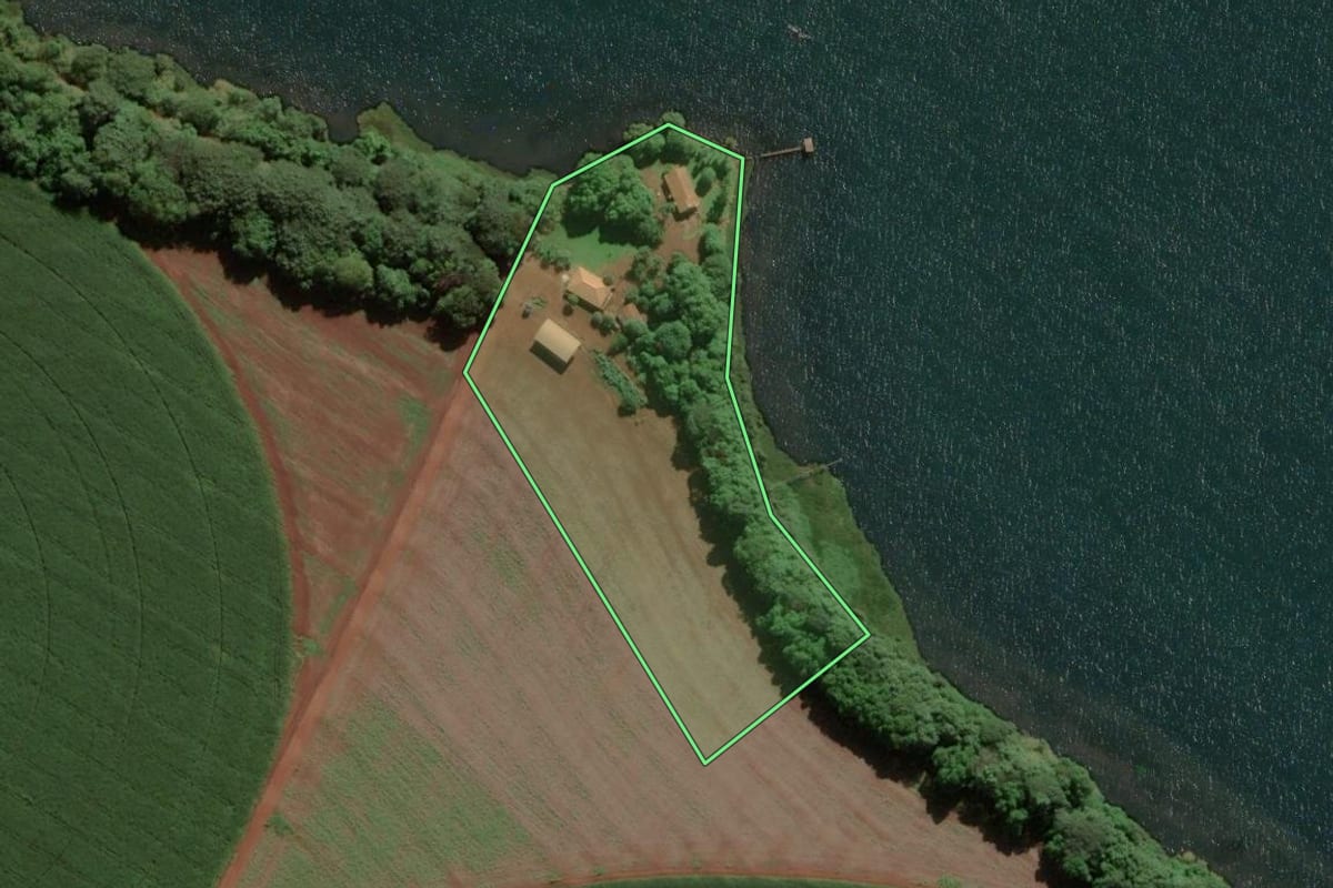 Imagem de satélite do imóvel rural em Miguelópolis (SP), com o contorno declarado no CAR desenhado por cima.