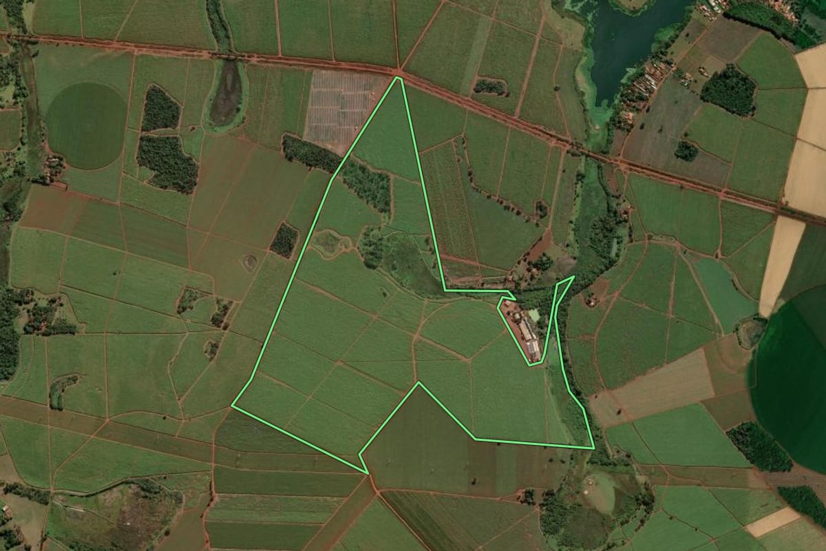 Imagem de satélite do imóvel rural em Miguelópolis (SP), com o contorno declarado no CAR desenhado por cima.