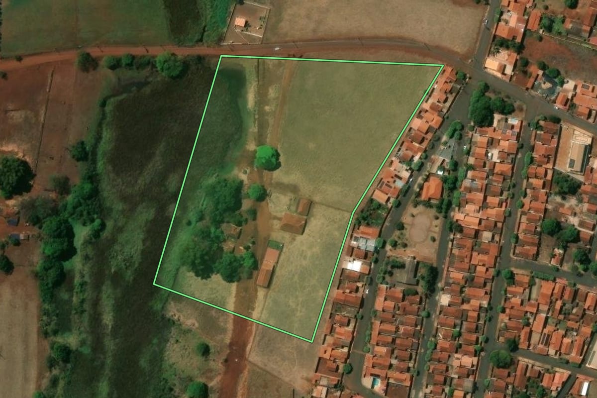 Imagem de satélite do imóvel rural em Miguelópolis (SP), com o contorno declarado no CAR desenhado por cima.