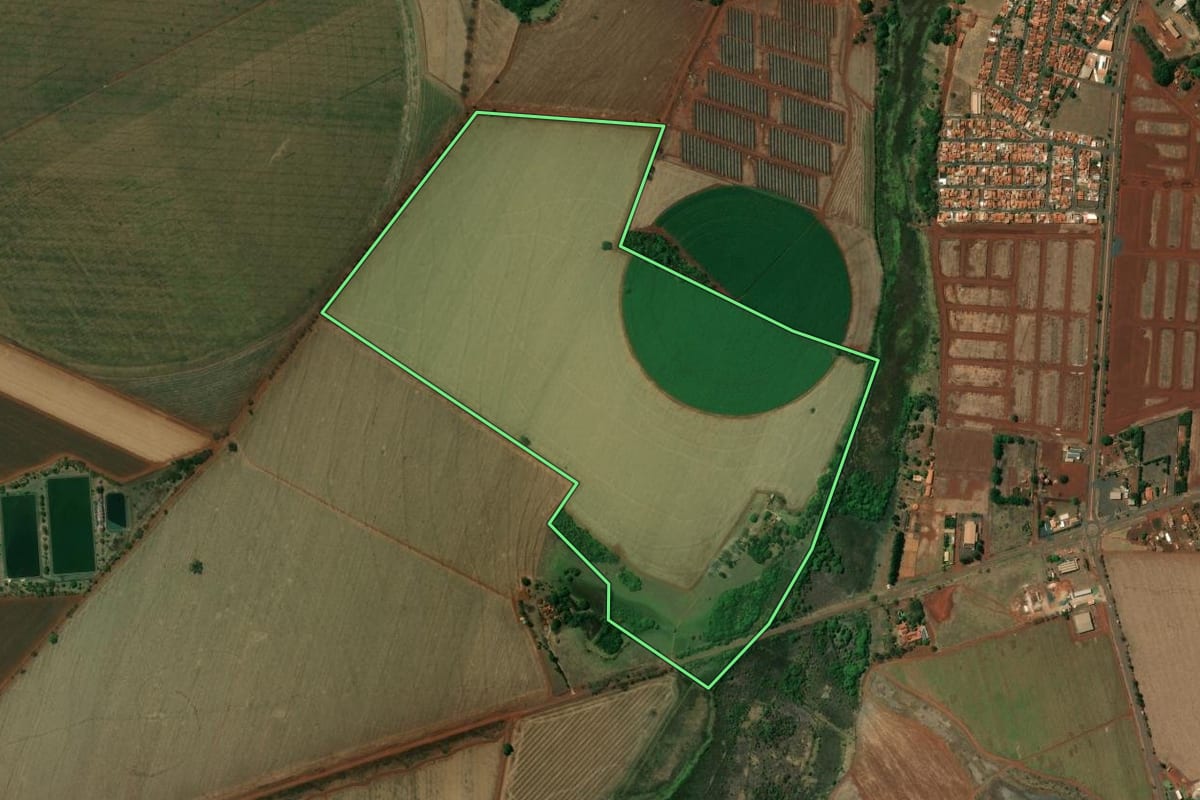 Imagem de satélite do imóvel rural em Miguelópolis (SP), com o contorno declarado no CAR desenhado por cima.