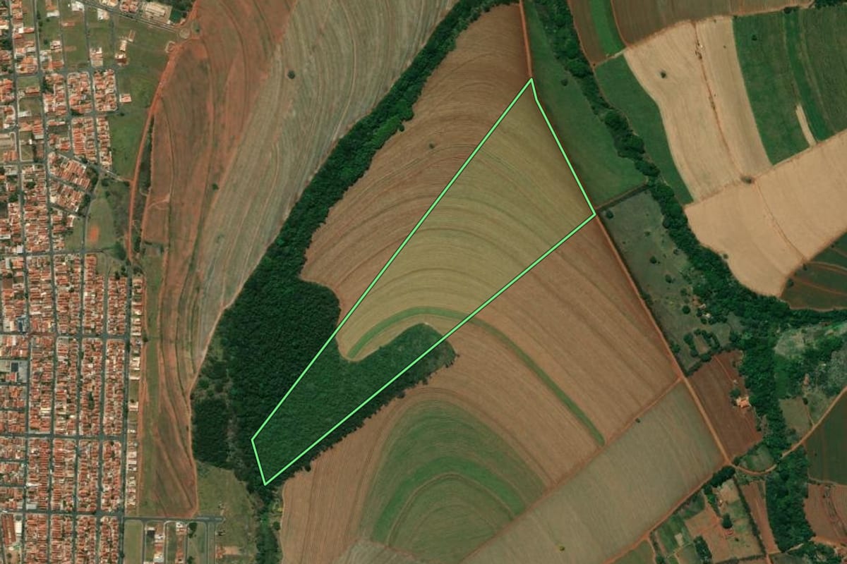 Imagem de satélite do imóvel rural em Mineiros do Tietê (SP), com o contorno declarado no CAR desenhado por cima.