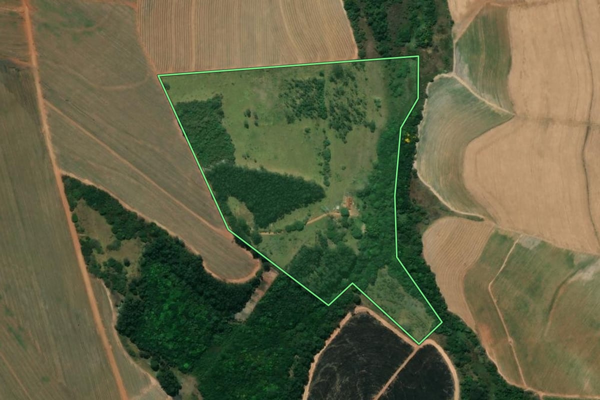Imagem de satélite do imóvel rural em Mineiros do Tietê (SP), com o contorno declarado no CAR desenhado por cima.