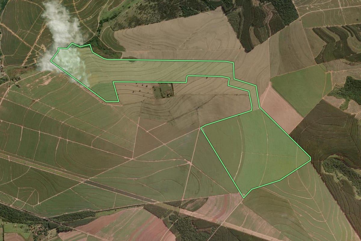 Imagem de satélite do imóvel rural em Mineiros do Tietê (SP), com o contorno declarado no CAR desenhado por cima.
