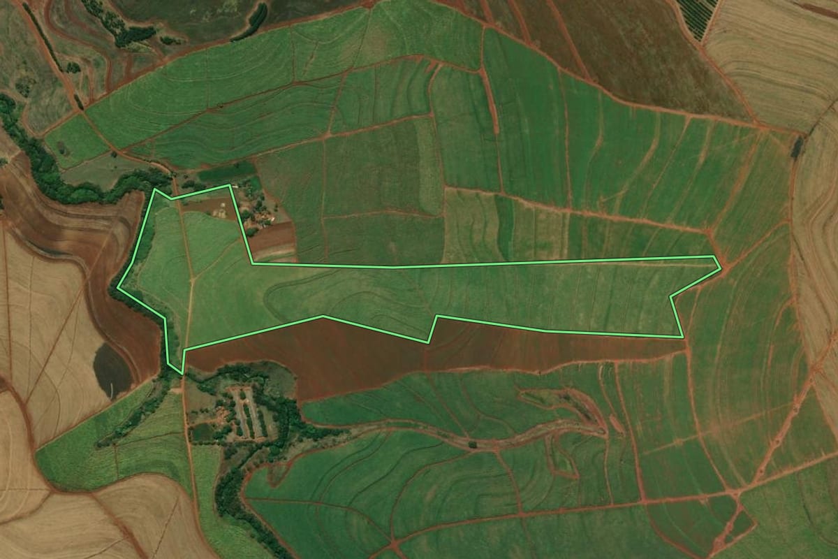 Imagem de satélite do imóvel rural em Mineiros do Tietê (SP), com o contorno declarado no CAR desenhado por cima.