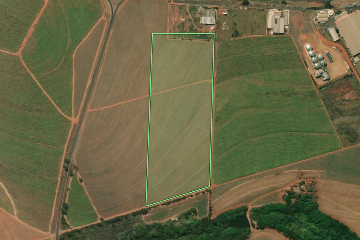 Imagem de satélite do imóvel rural em Mineiros do Tietê (SP), com o contorno declarado no CAR desenhado por cima.