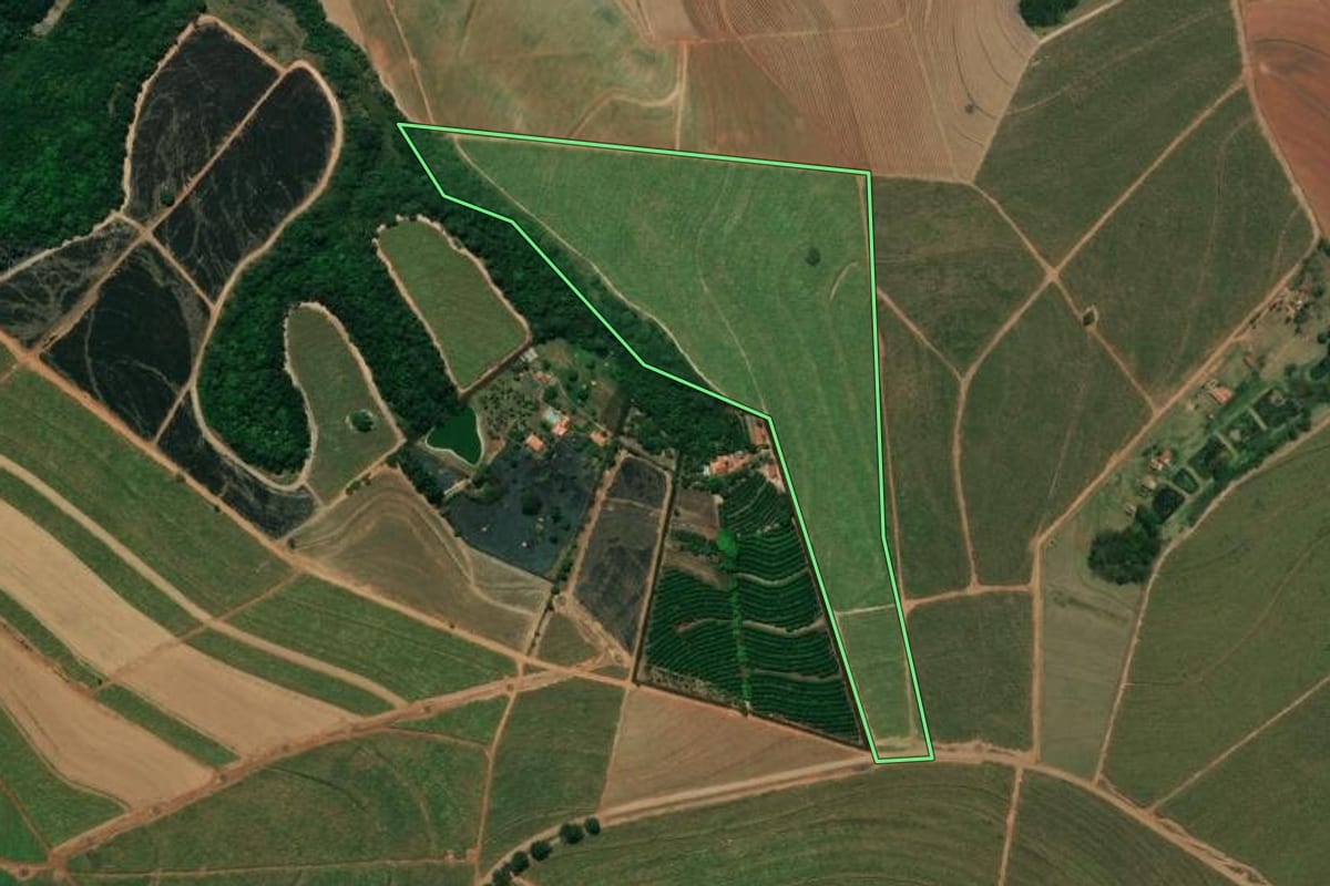 Imagem de satélite do imóvel rural em Mineiros do Tietê (SP), com o contorno declarado no CAR desenhado por cima.
