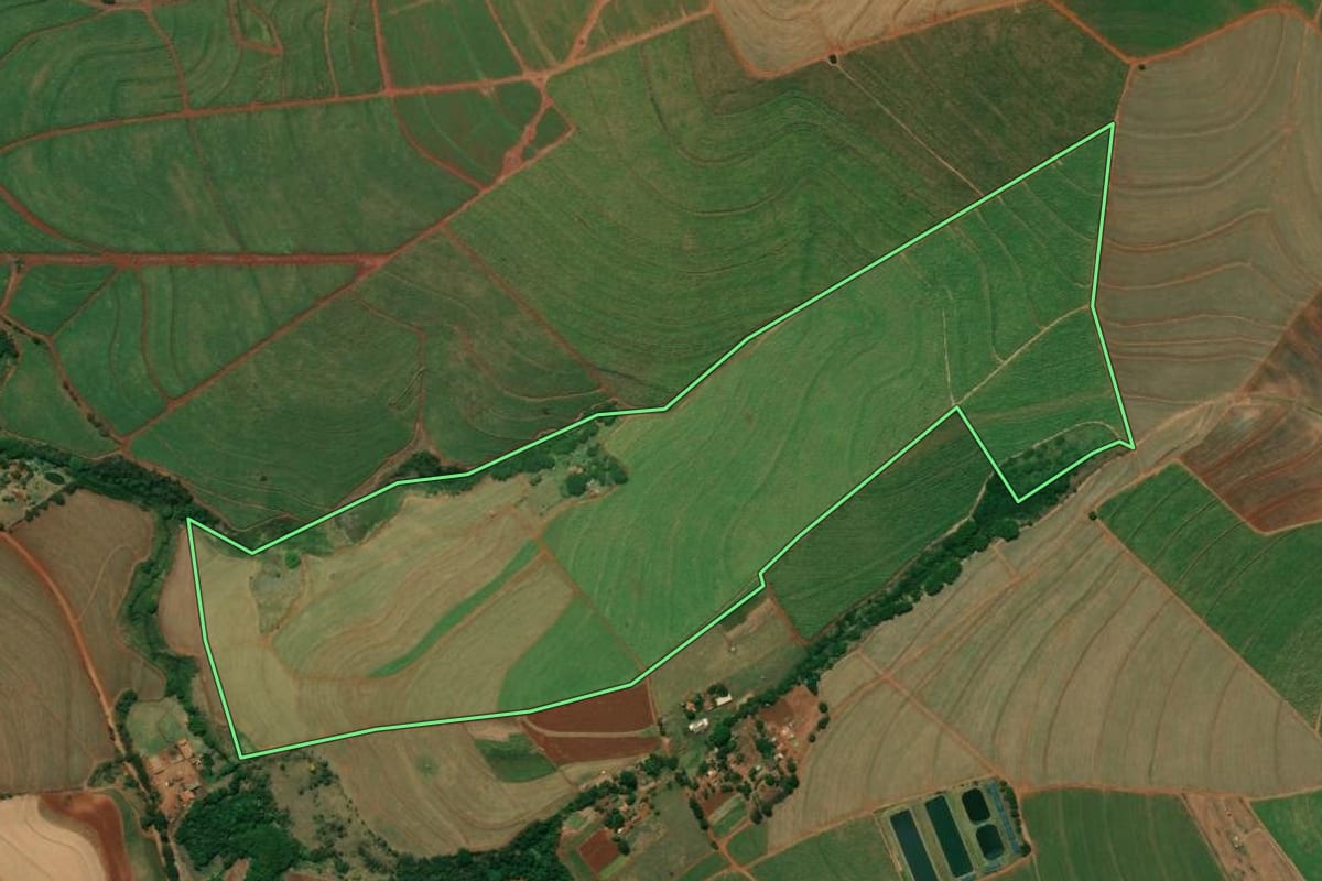 Imagem de satélite do imóvel rural em Mineiros do Tietê (SP), com o contorno declarado no CAR desenhado por cima.