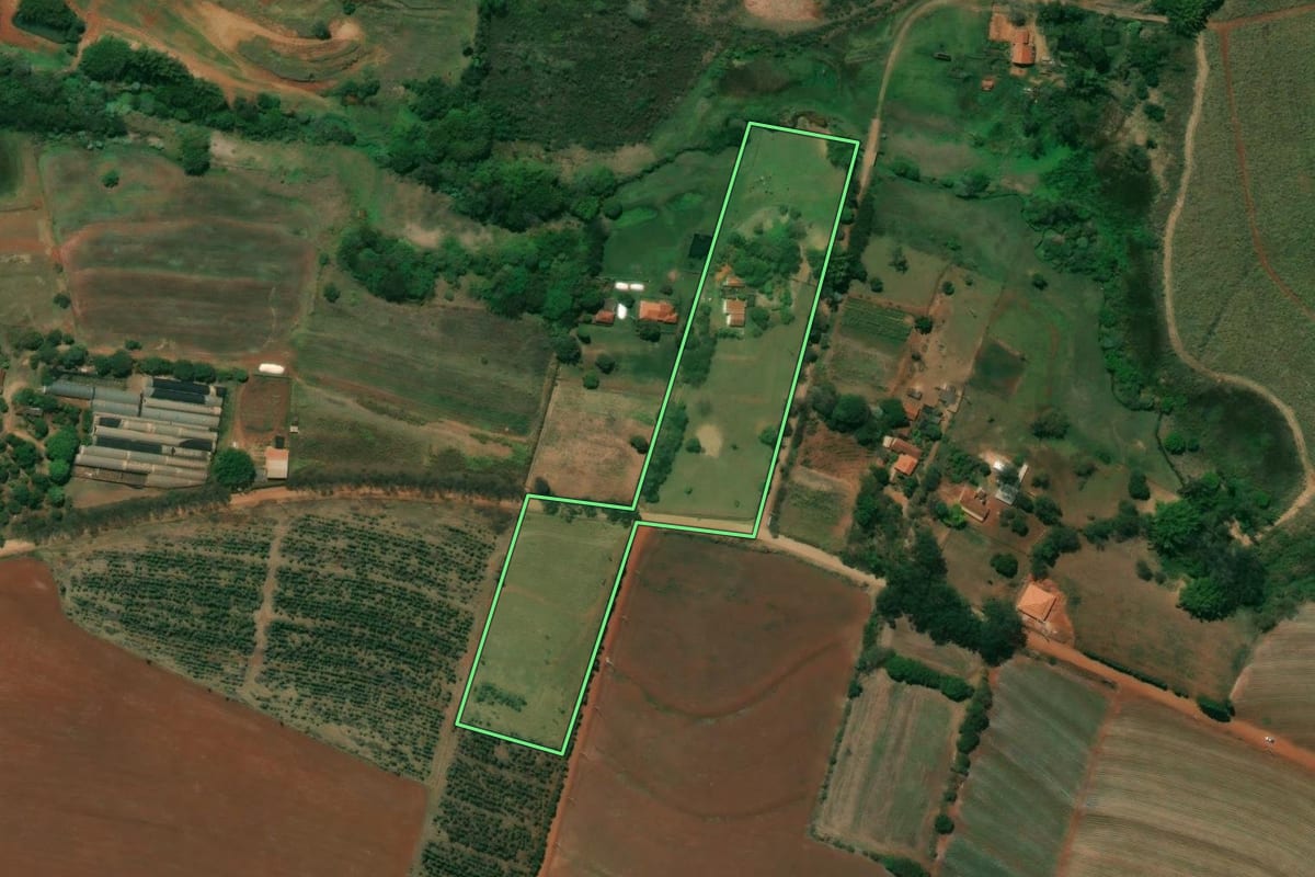 Imagem de satélite do imóvel rural em Mineiros do Tietê (SP), com o contorno declarado no CAR desenhado por cima.