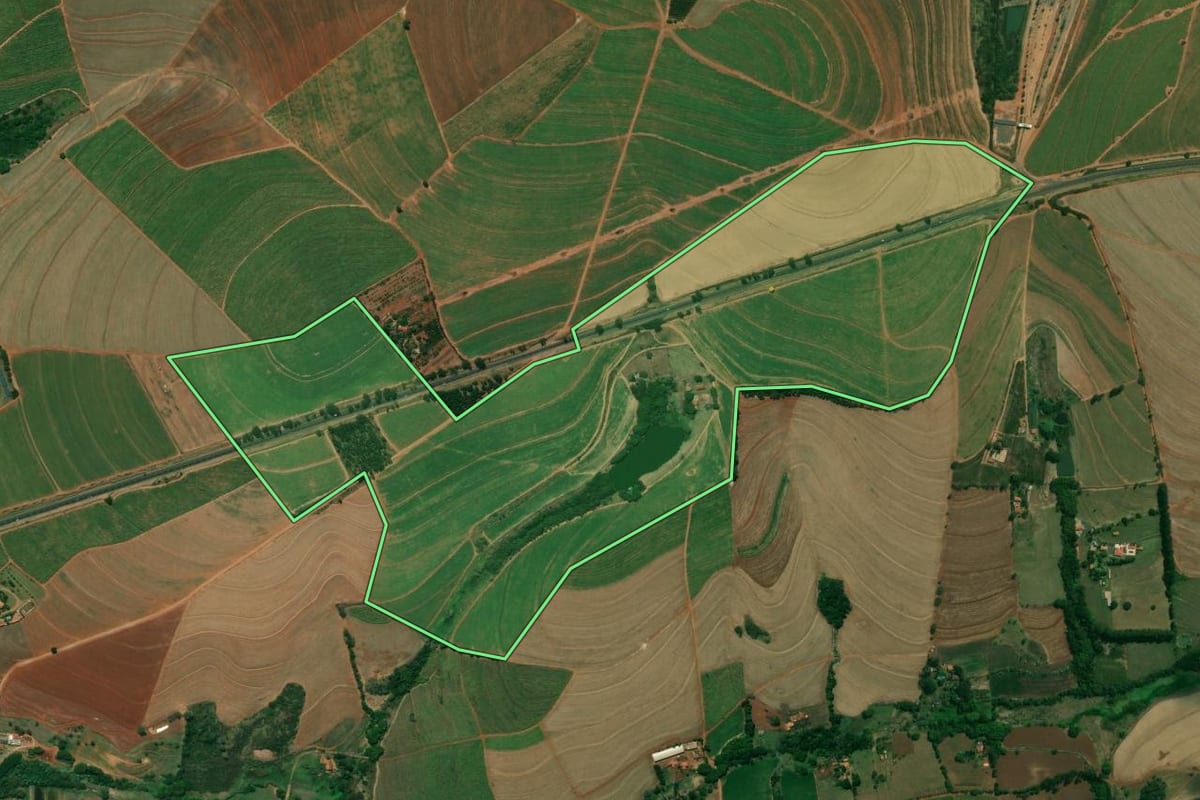 Imagem de satélite do imóvel rural em Mineiros do Tietê (SP), com o contorno declarado no CAR desenhado por cima.