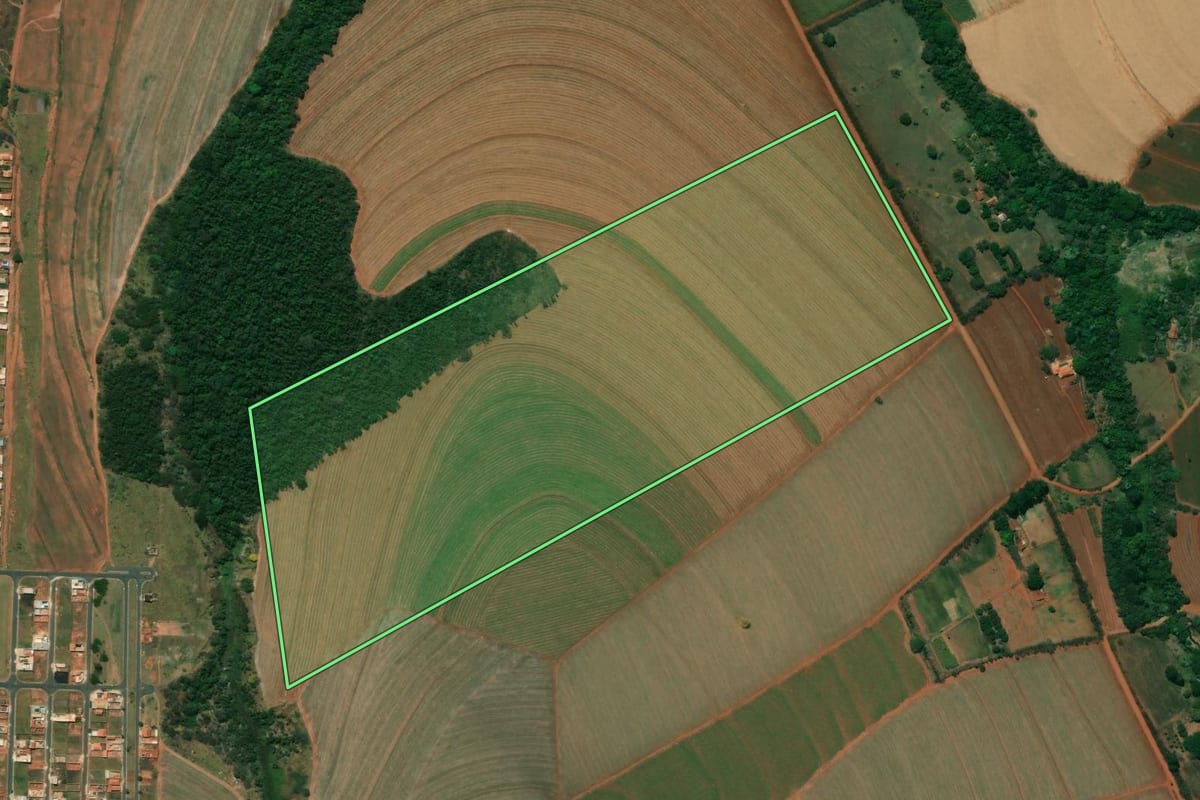 Imagem de satélite do imóvel rural em Mineiros do Tietê (SP), com o contorno declarado no CAR desenhado por cima.