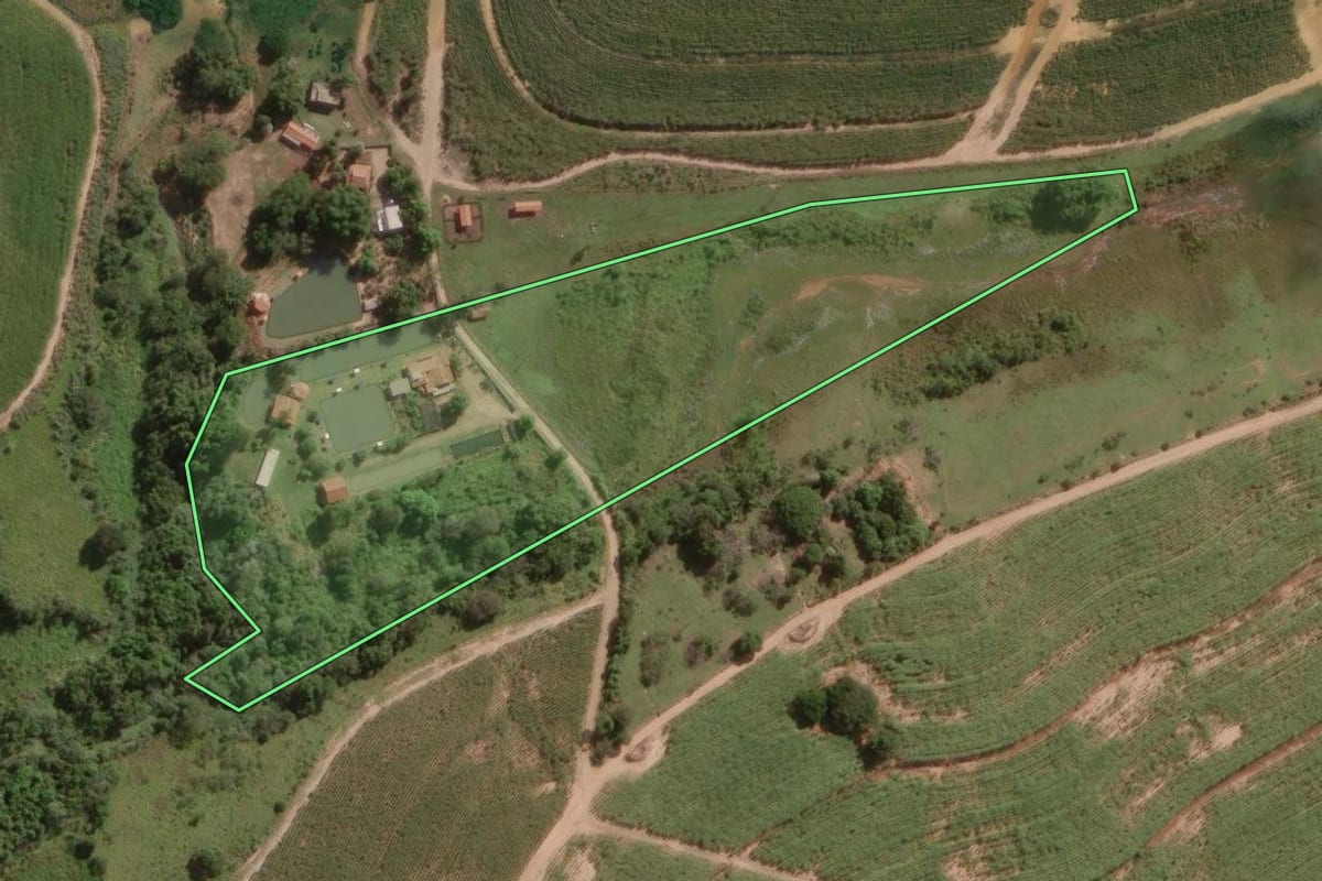 Imagem de satélite do imóvel rural em Mineiros do Tietê (SP), com o contorno declarado no CAR desenhado por cima.