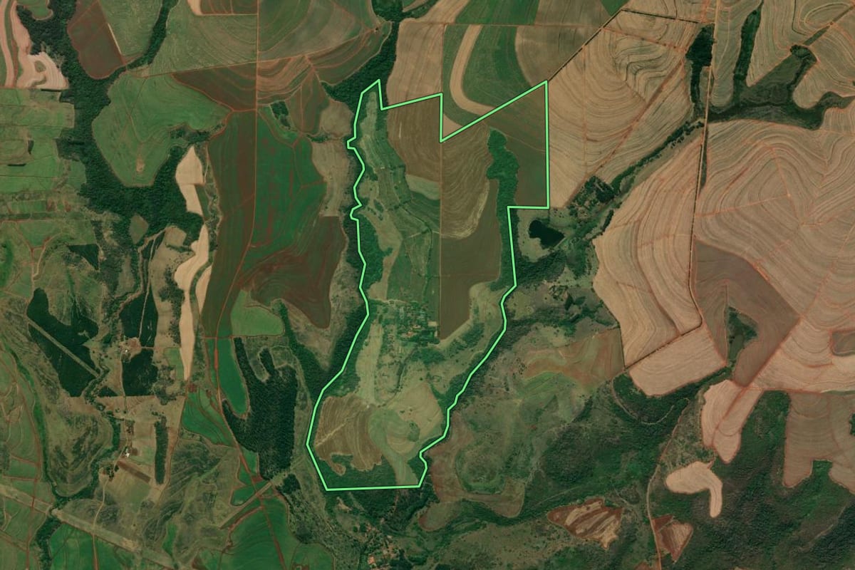 Imagem de satélite do imóvel rural em Mineiros do Tietê (SP), com o contorno declarado no CAR desenhado por cima.