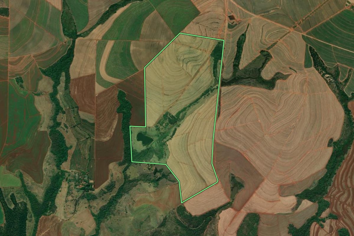 Imagem de satélite do imóvel rural em Mineiros do Tietê (SP), com o contorno declarado no CAR desenhado por cima.