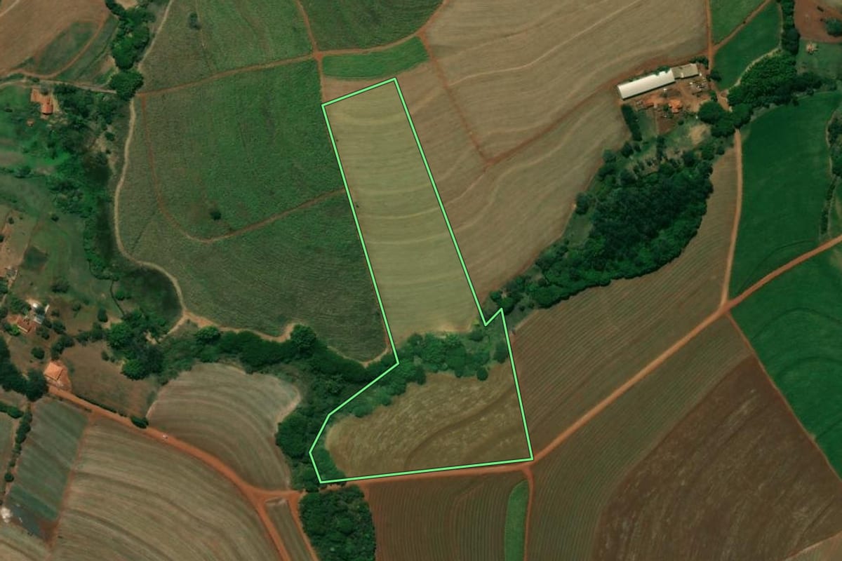 Imagem de satélite do imóvel rural em Mineiros do Tietê (SP), com o contorno declarado no CAR desenhado por cima.