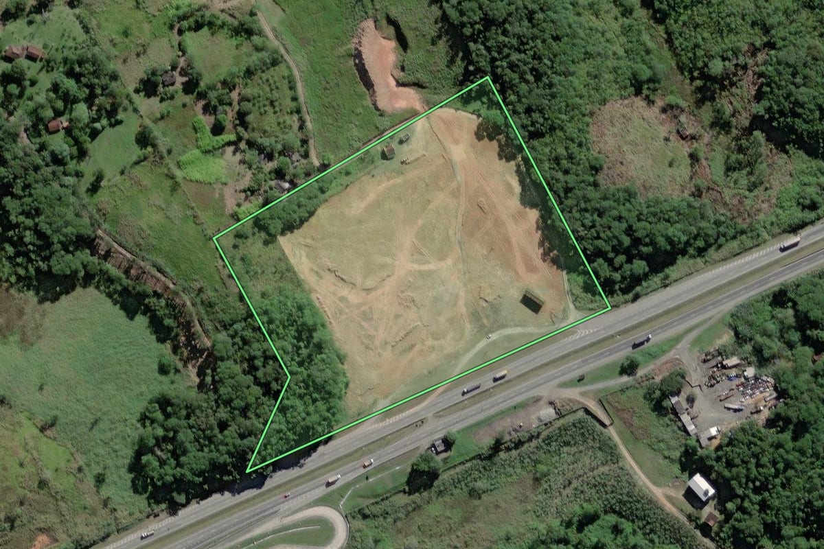 Imagem de satélite do imóvel rural em Miracatu (SP), com o contorno declarado no CAR desenhado por cima.
