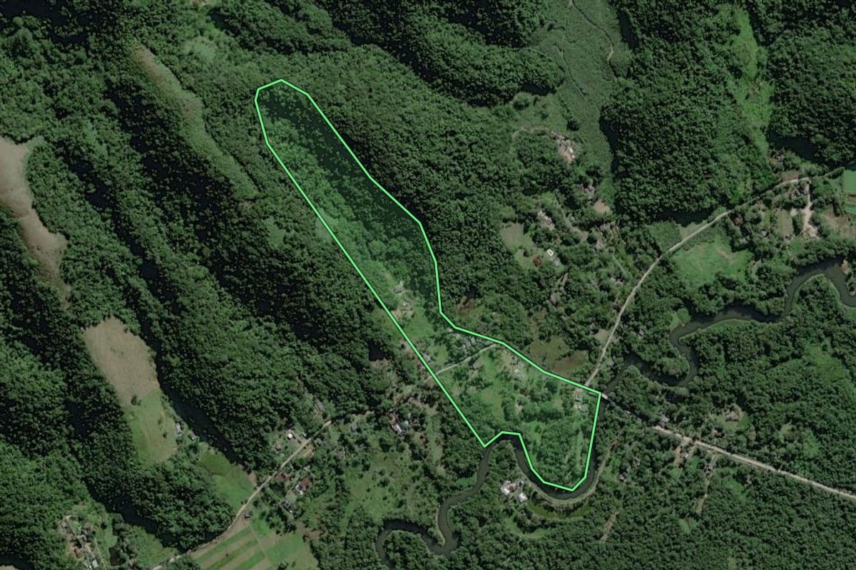 Imagem de satélite do imóvel rural em Miracatu (SP), com o contorno declarado no CAR desenhado por cima.