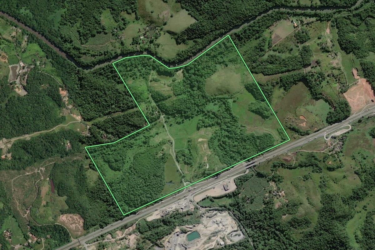 Imagem de satélite do imóvel rural em Miracatu (SP), com o contorno declarado no CAR desenhado por cima.